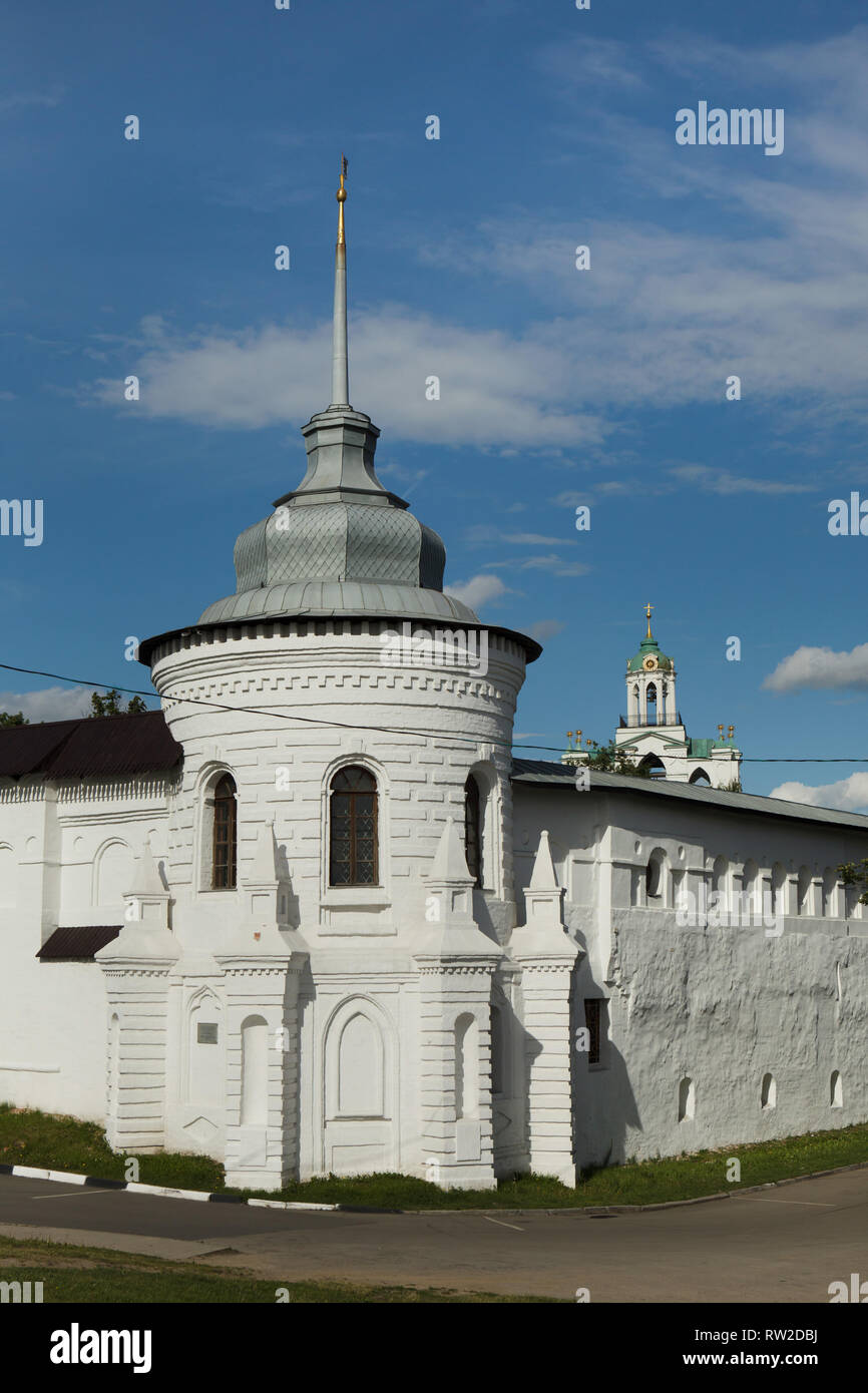 Medievale torre fortificata del monastero della Trasfigurazione del Salvatore in Yaroslavl, Russia. Foto Stock