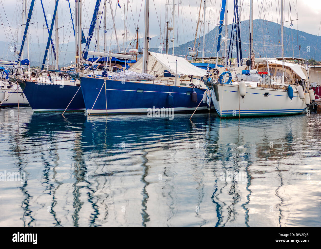 Splendido yacht nel porto di Agios Nikolaos, baia Mirabello, Creta, Grecia Foto Stock