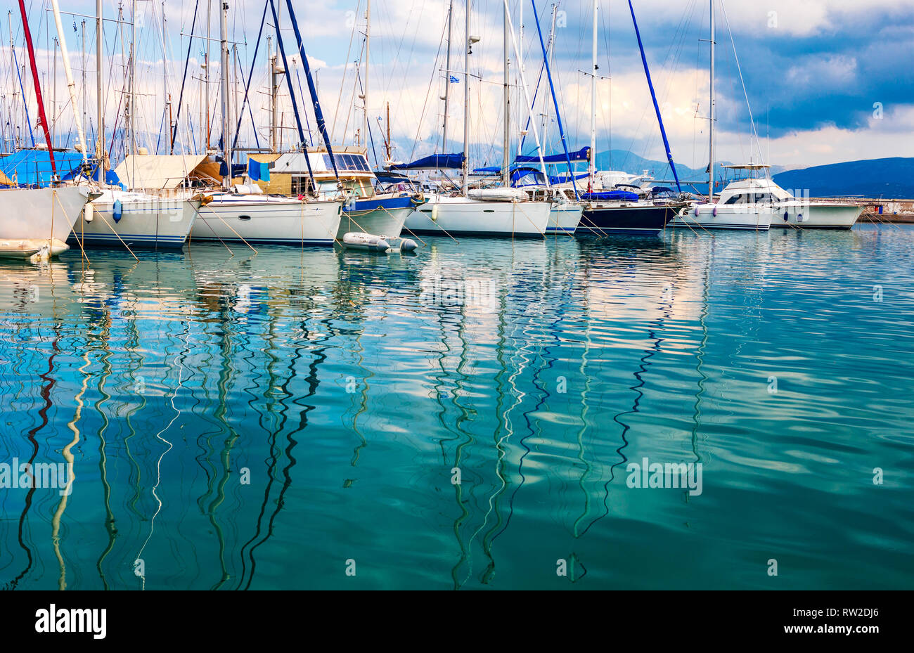 Splendido yacht nel porto di Agios Nikolaos, baia Mirabello, Creta, Grecia Foto Stock