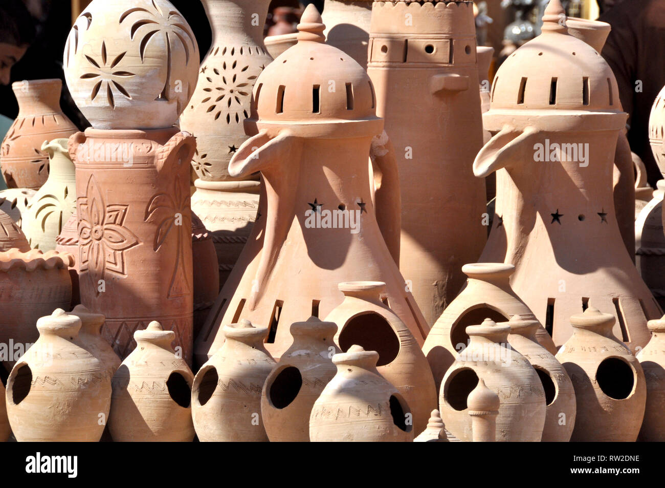 Tradizionale arabo Medio Orientale vasi di argilla nella città di Nizwa Oman. Foto Stock