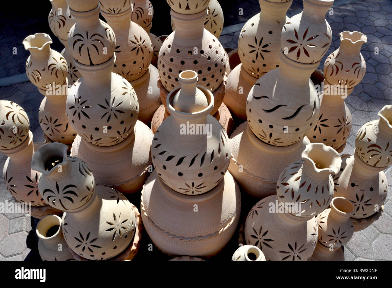 Tradizionale arabo Medio Orientale vasi di argilla nella città di Nizwa Oman. Foto Stock