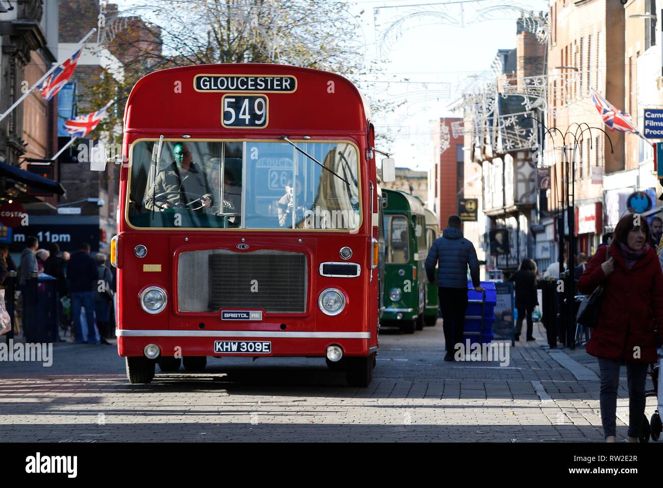 Una cavalcata di 20 classic autobus guidando attraverso Gloucester city center dal Dock per aprire il nuovo Gloucester Hub di trasporto, precedentemente Gloucester bu Foto Stock