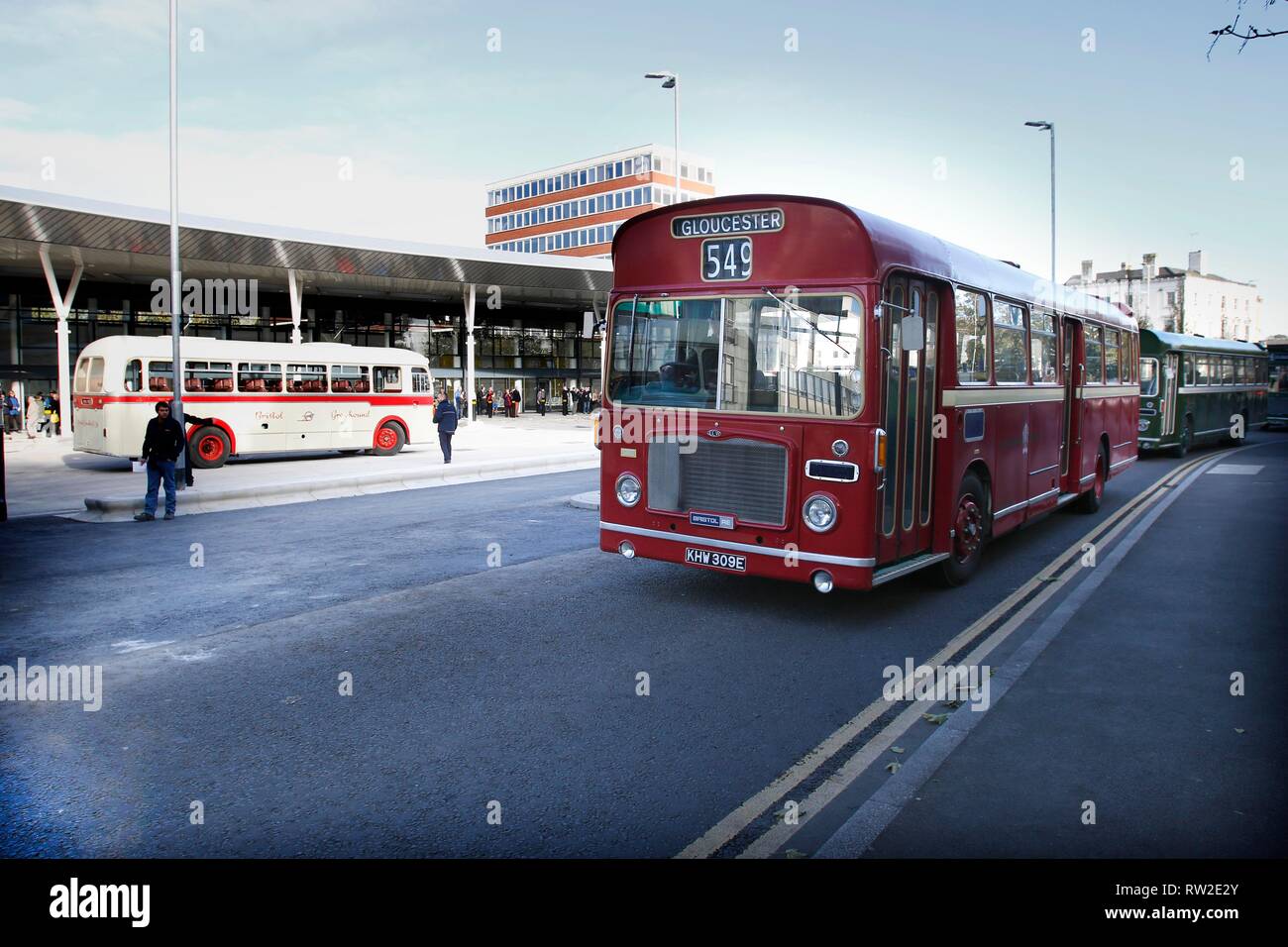 Una cavalcata di 20 classic autobus guidando attraverso Gloucester city center dal Dock per aprire il nuovo Gloucester Hub di trasporto, precedentemente Gloucester bu Foto Stock