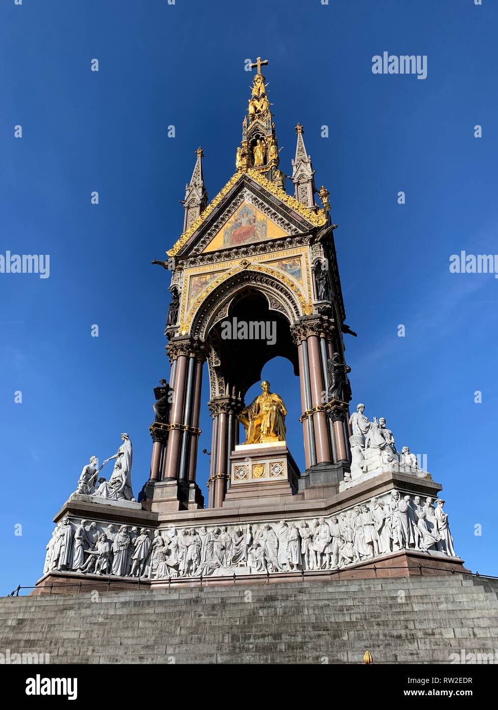 L'Albert Memorial cielo azzurro sfondo, Londra Foto Stock