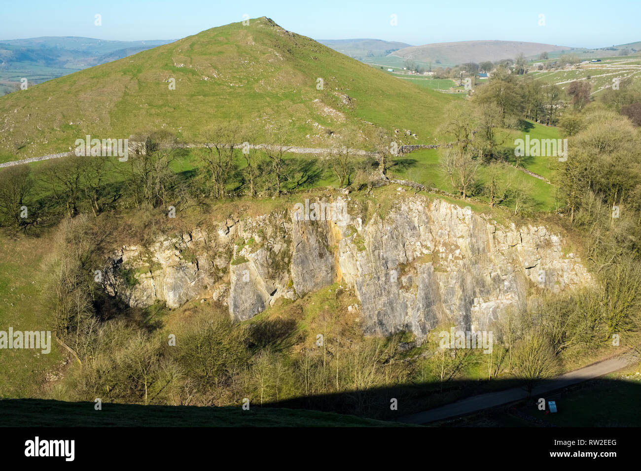 Aldery Cliff un calcare falesia di arrampicata nel parco nazionale di Peak District Foto Stock