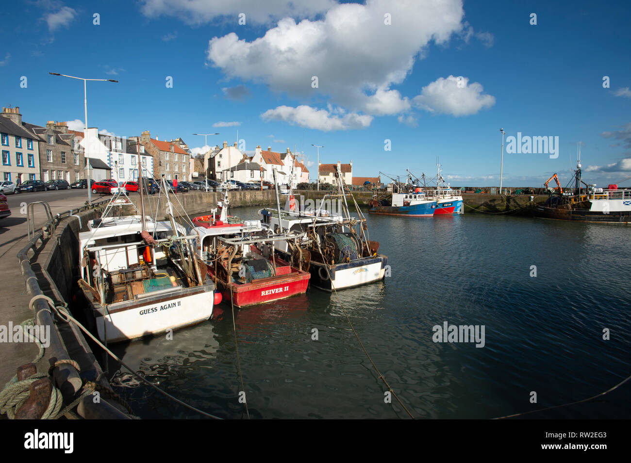 Attività di pesca i pescherecci con reti da traino ormeggiata nel bellissimo porto di Pittenweem in Fife sulla costa est della Scozia Foto Stock