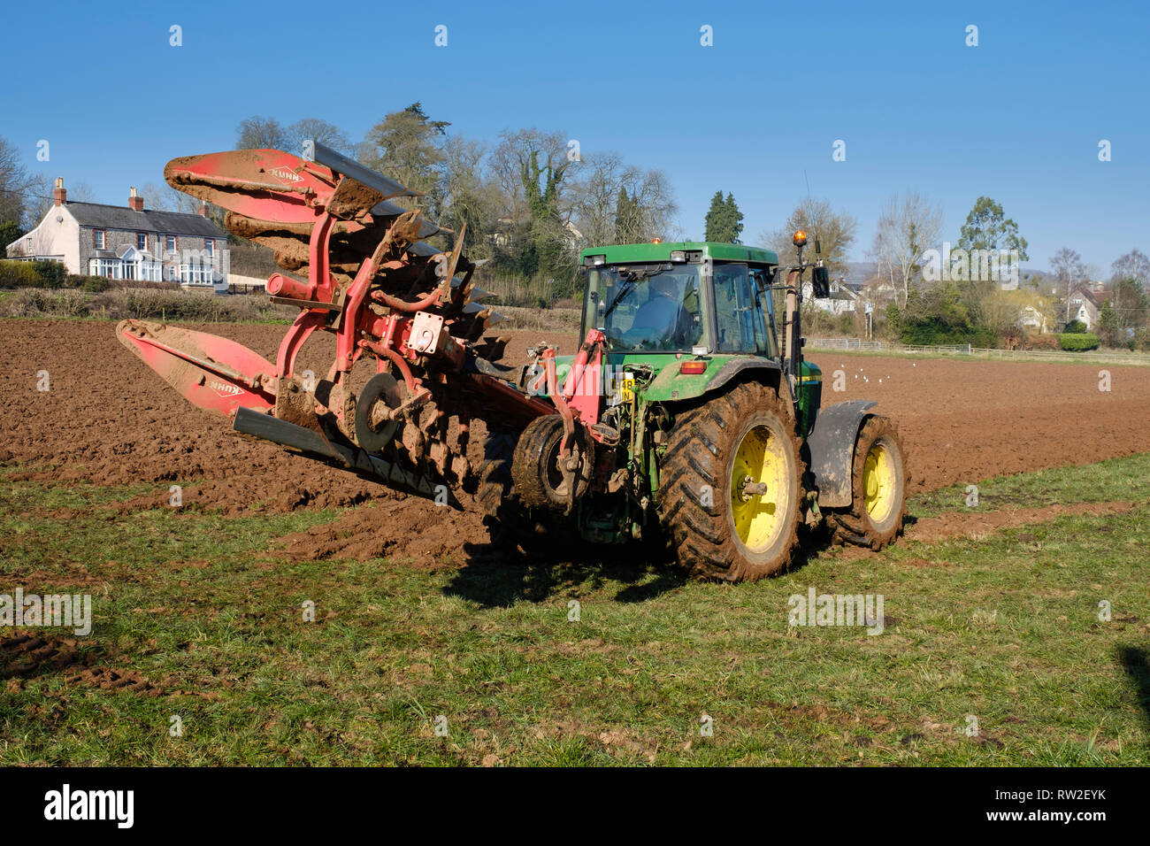 Il trattore primavera arando nel Gloucestershire, England Regno Unito Foto Stock