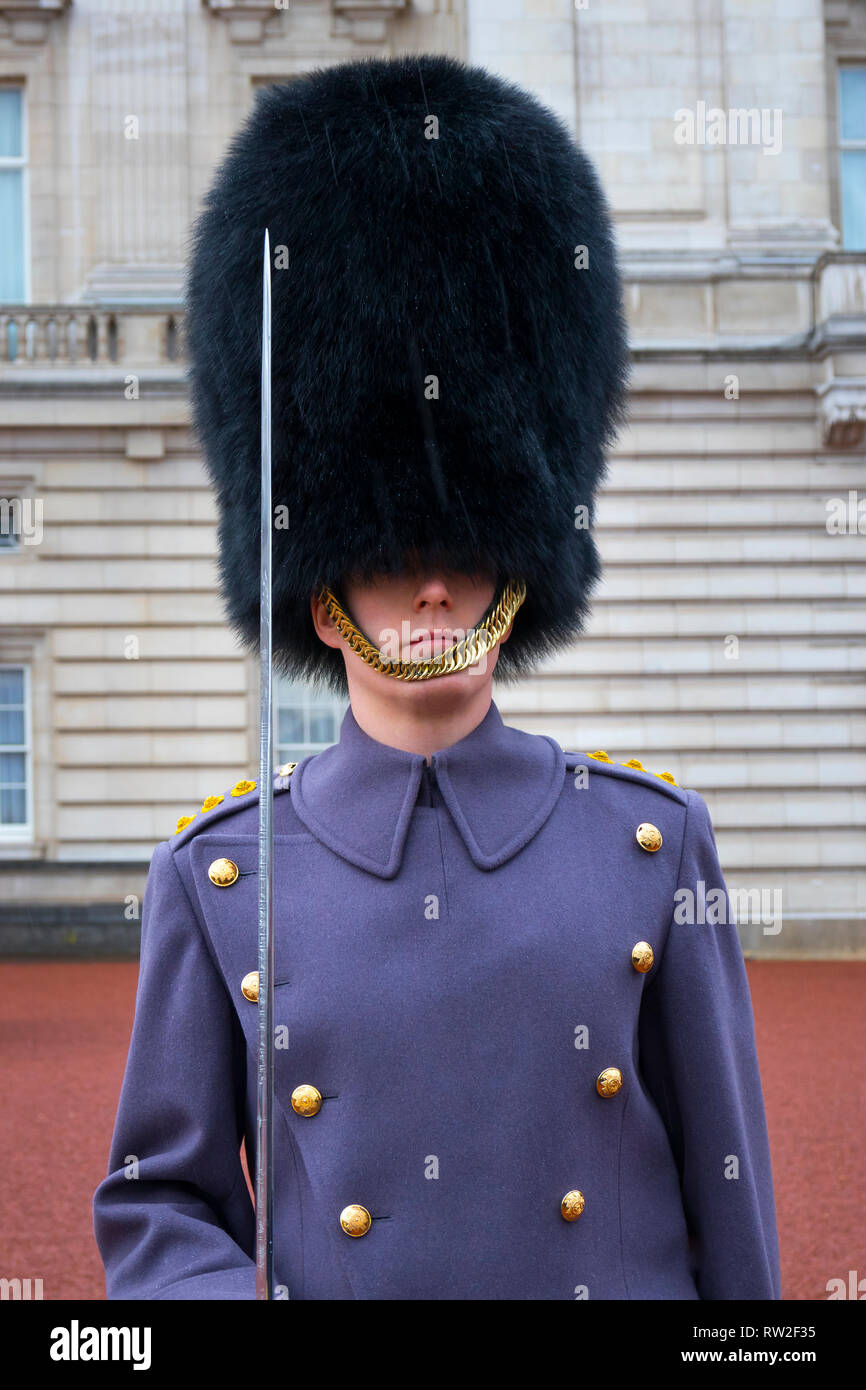 Londra, Inghilterra - 28 febbraio 2019, British Royal Guard con la spada in divisa invernale di fronte a Buckingham Palace Foto Stock