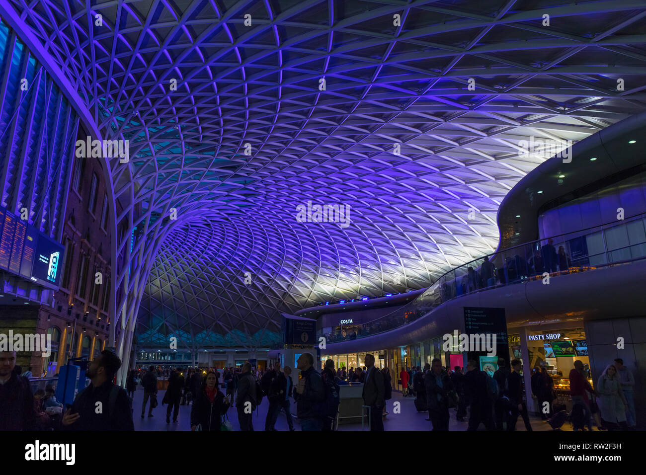 Londra, Inghilterra - 28 Febbraio 2019: struttura in acciaio del tetto di Londra Kings Cross stazione ferroviaria di notte Foto Stock