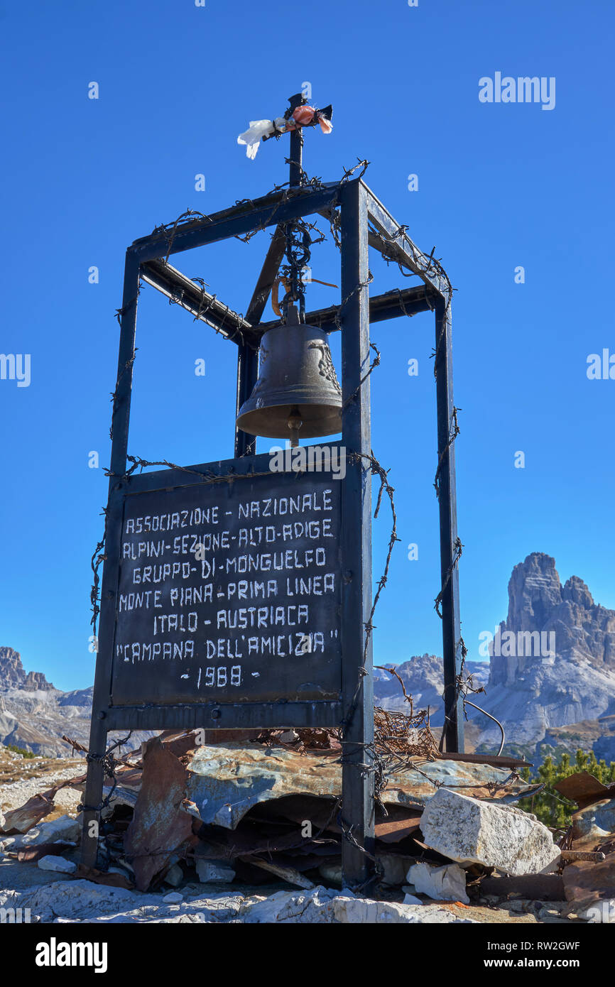 WW1 memorial con campana sul Monte Piana, Dolomiti, Misurina, Veneto, Italia Foto Stock