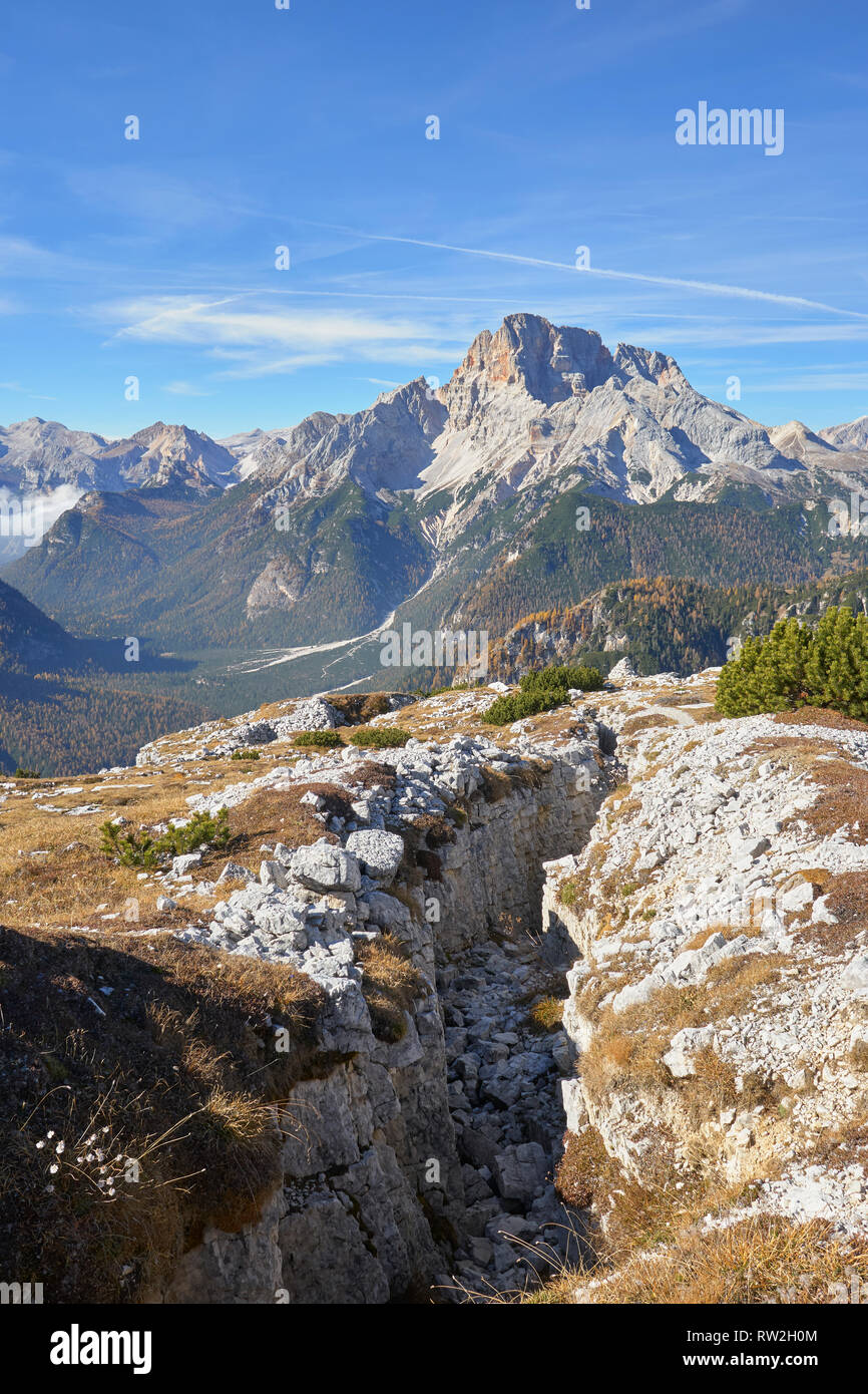 WW1 trench sul Monte Piana, Dolomiti, Misurina, Veneto, Italia. Con la Croda Rossa in background. Foto Stock