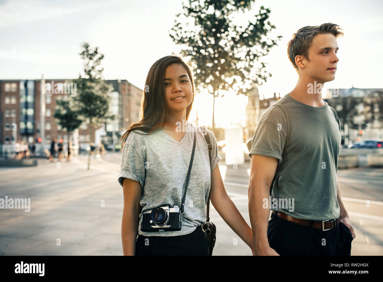 Donna sorridente e il suo fidanzato ad esplorare la città insieme Foto Stock