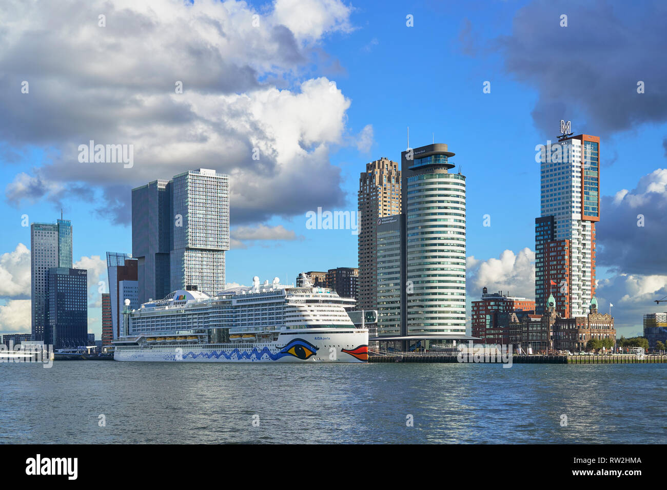 Rotterdam skyline che include la Torre Sud o edificio KPN, De Rotterdam e Porto, Paesi Bassi Foto Stock