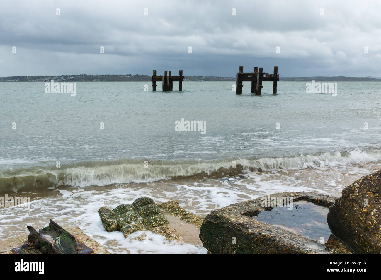 I resti di strutture chiamate i delfini in mare al largo della spiaggia di Lepe, parte dell'pierhead usato sul D-Day in guerra mondiale 2, Hampshire, Regno Unito Foto Stock