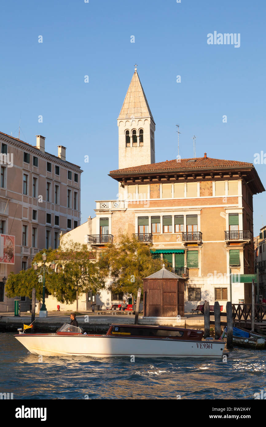 Campo San Samuele con i suoi 11thC chiesa al tramonto, San Marco, Grand Canal, Venezia, Veneto, Italia con un taxi d'acqua che passa in primo piano Foto Stock