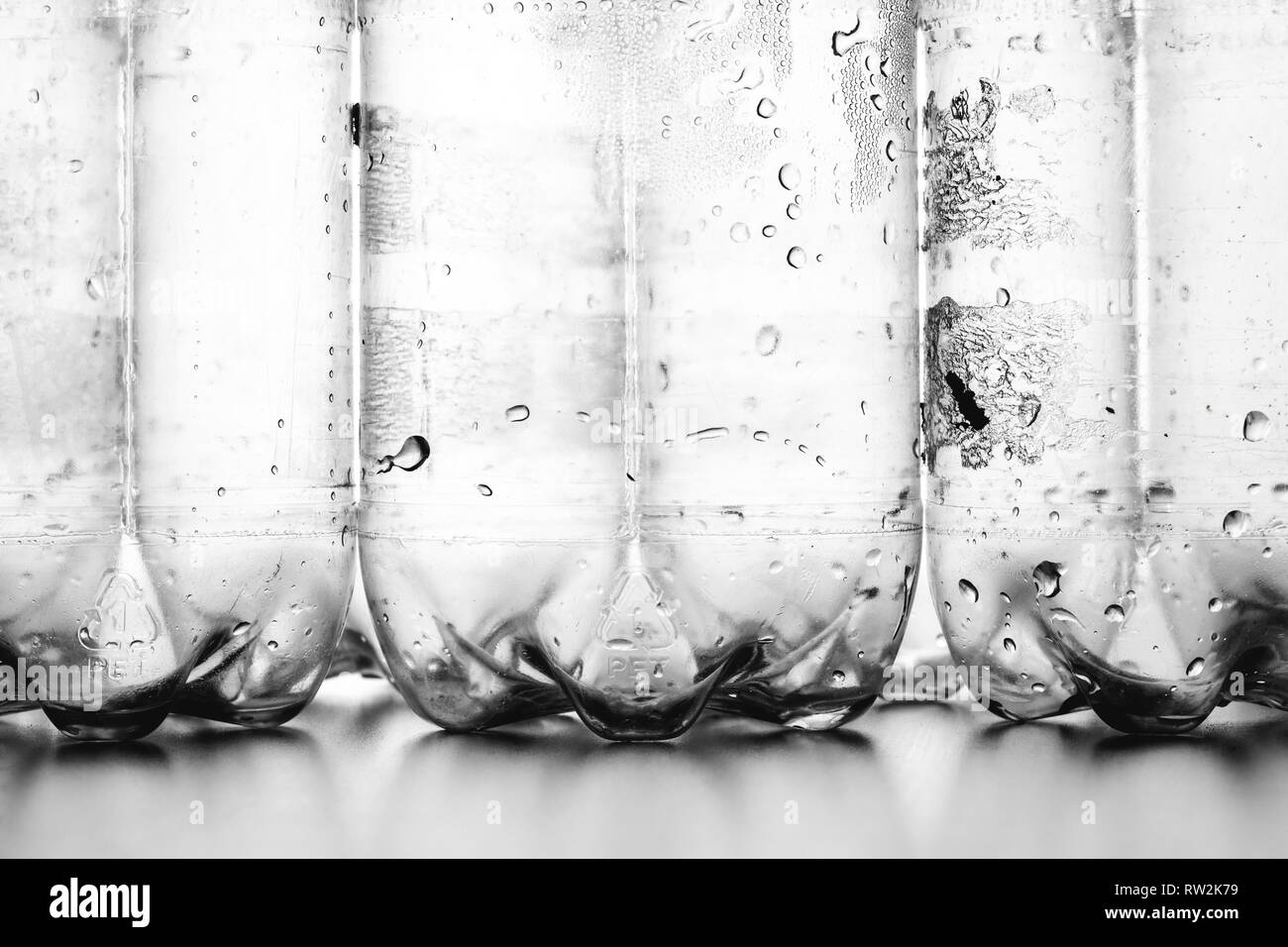 Gruppo di bottiglie in plastica con goccioline di condensazione Foto Stock