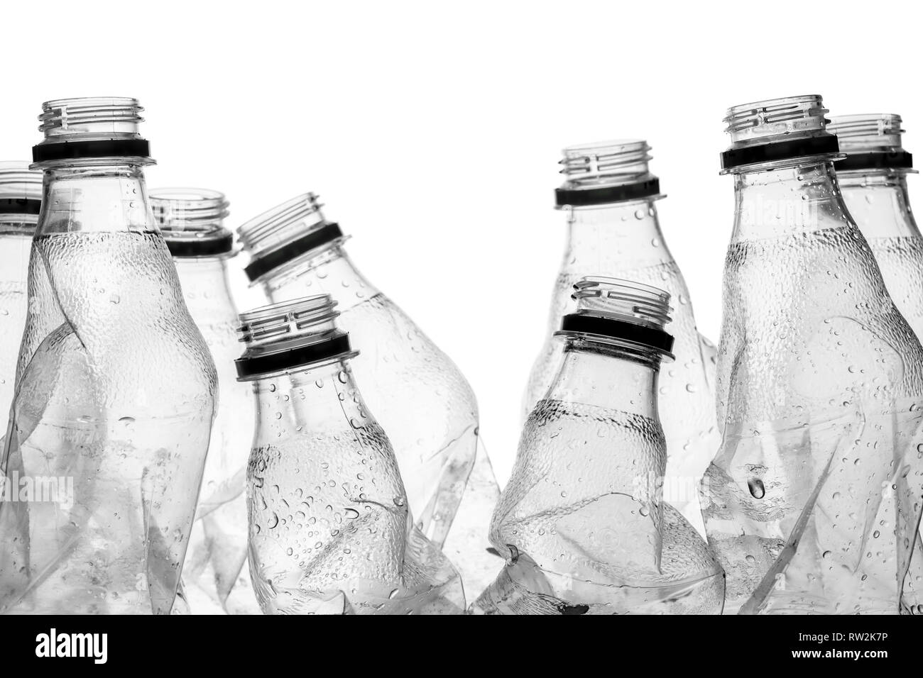 Gruppo di fracassato le bottiglie di plastica vuote, isolato su sfondo bianco Foto Stock