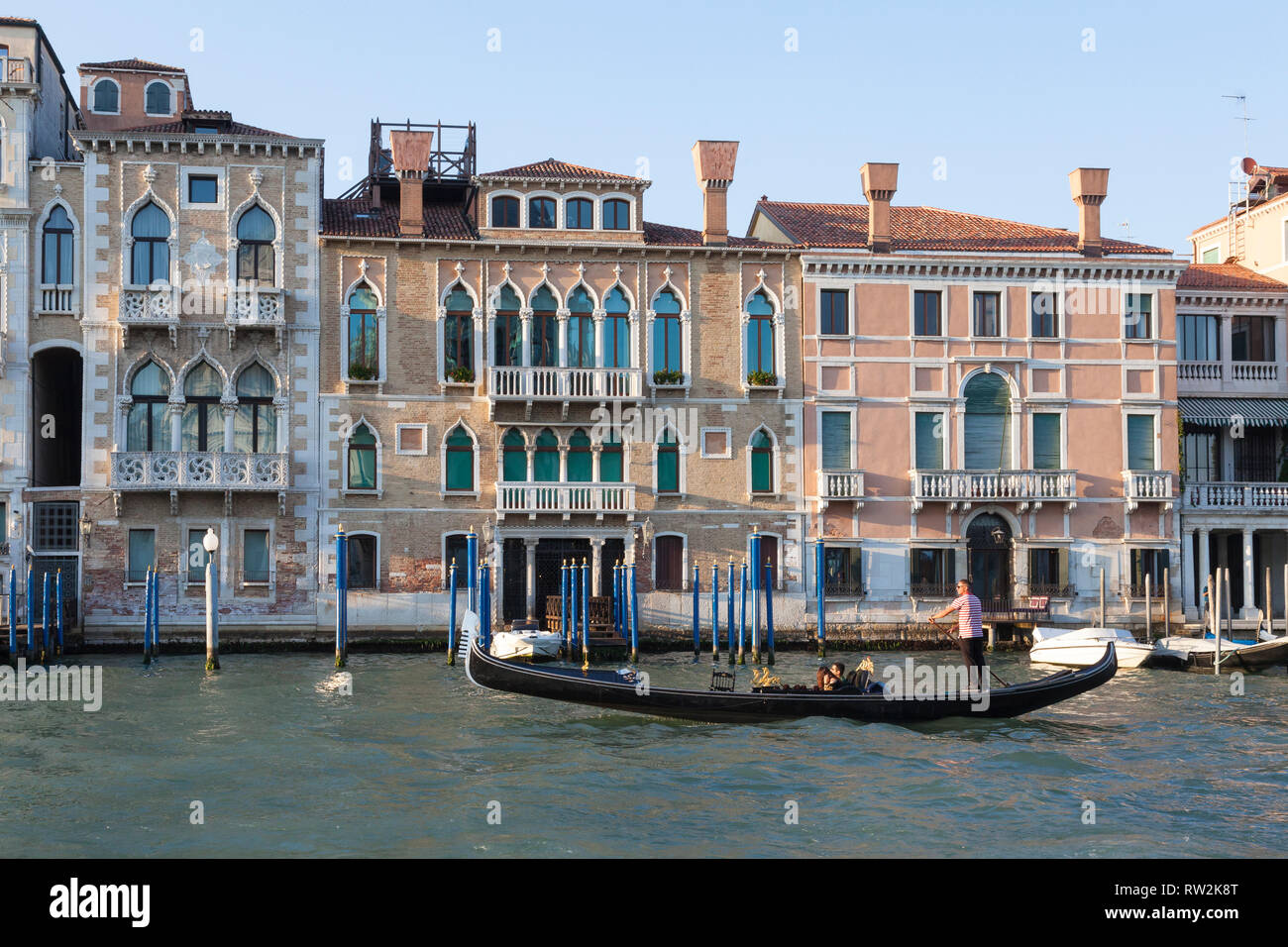 Gondola sul Canal Grande al tramonto con il Palazzo Contarini Fasan, Palazzo Contarini Vernier e Palazzo Giustinian Michiel Alvise, San Marco, Venezia, V Foto Stock