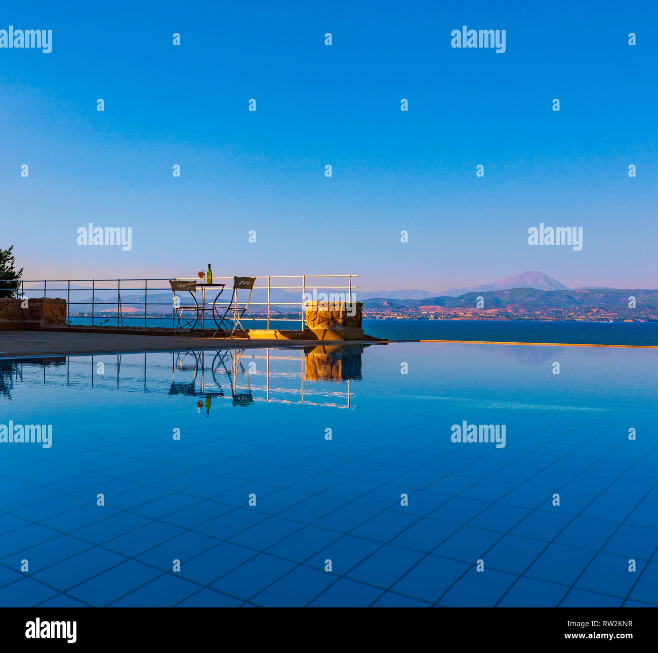 Piscina esterna con bellissima vista sul mare Foto Stock