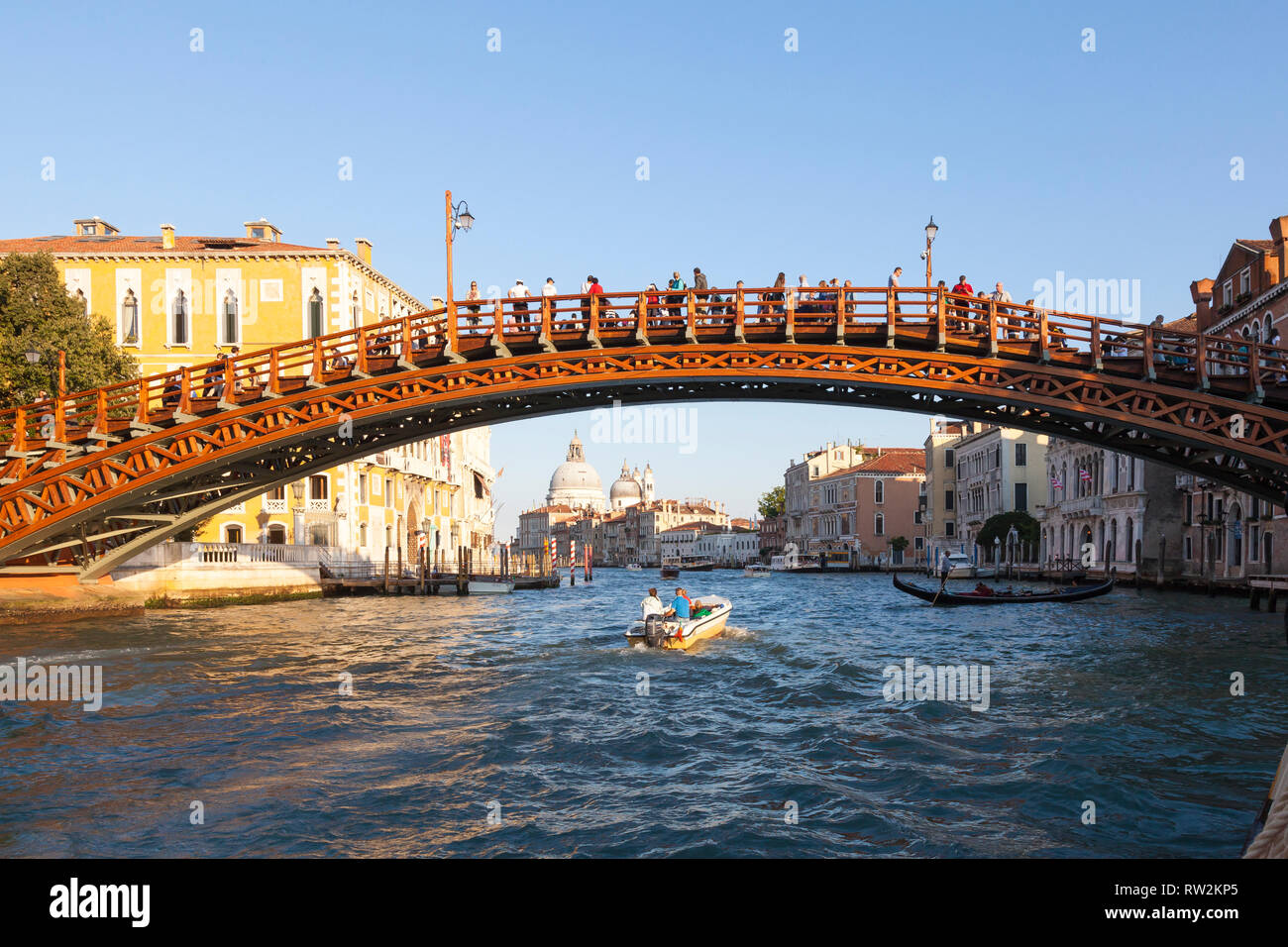 I turisti alla Accademia Ponte sul Canal Grande al tramonto che collega San Marco e Dorsoduro, Venezia, Veneto, Italia. Il legno è stato recentemente restaurato. Foto Stock