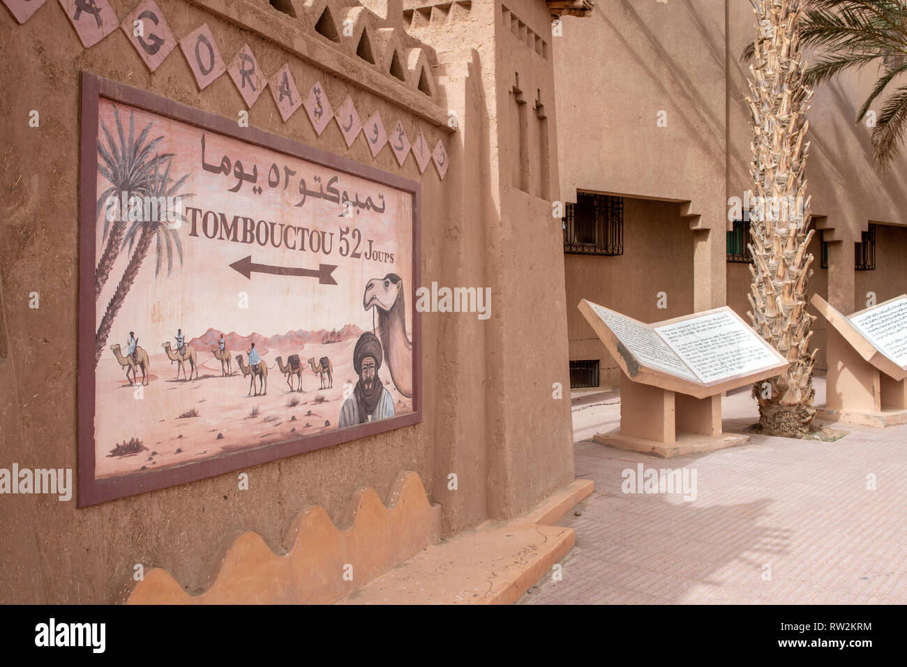 ÔTombouctou iconico, 52 joursÕ (Timbuktu, 52 giorni) firmano a Zagora, Tata Provincia, Souss-Massa, Marocco. Foto Stock