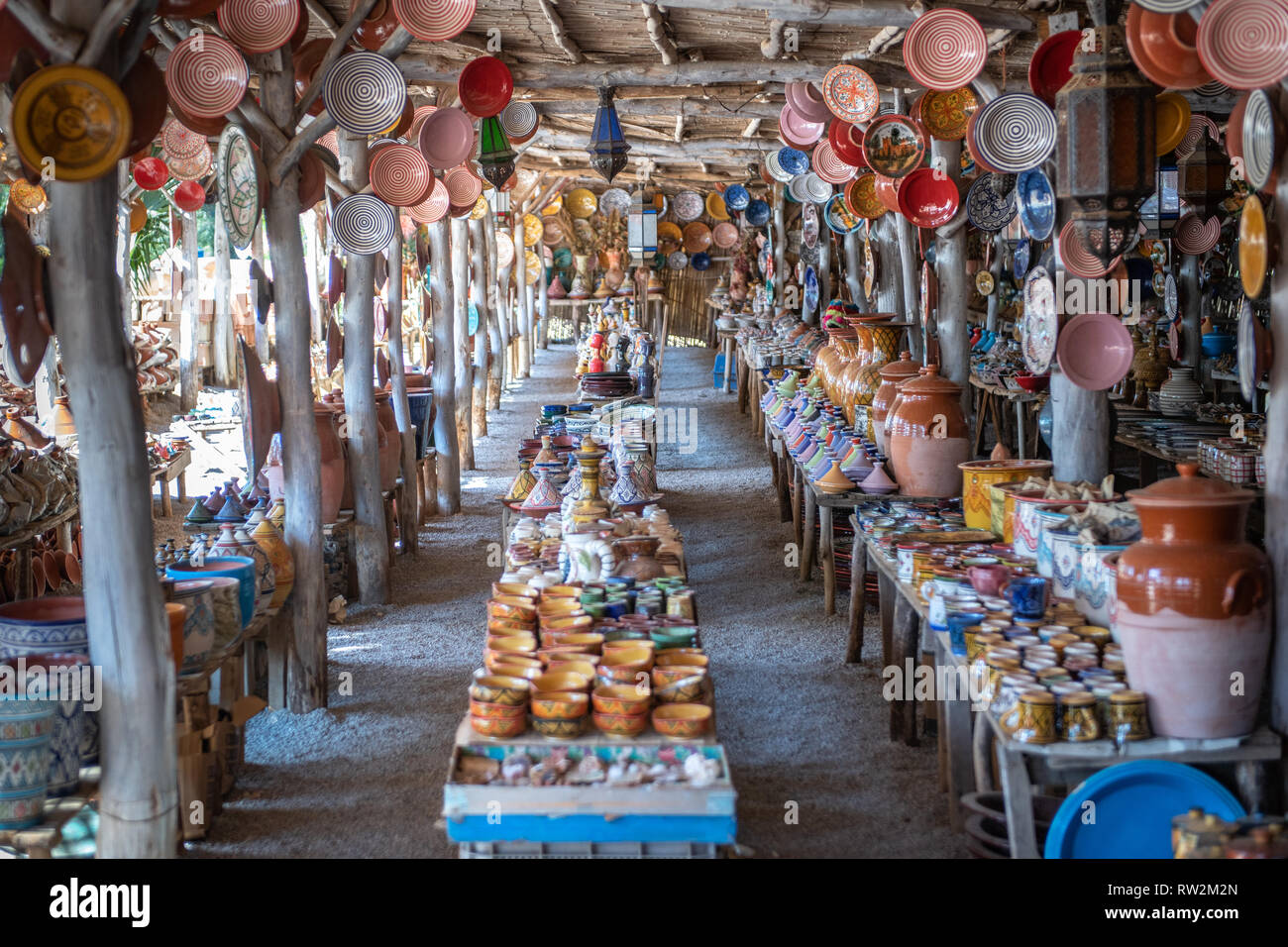 Mercato all'aperto con molti tavoli pieni di ceramica per la vendita,  Tangeri, Marocco Foto stock - Alamy