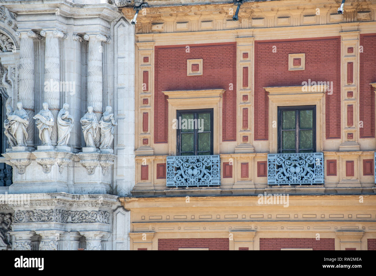 Dettaglio delle colonne ornati sulla facciata del palazzo di Siviglia , Spagna Foto Stock