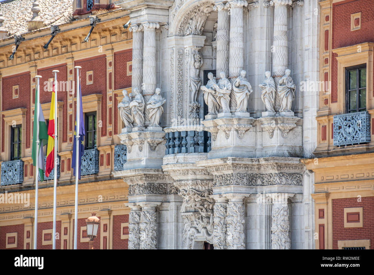 Ornato di colonne sulla facciata del palazzo di Siviglia , Spagna Foto Stock