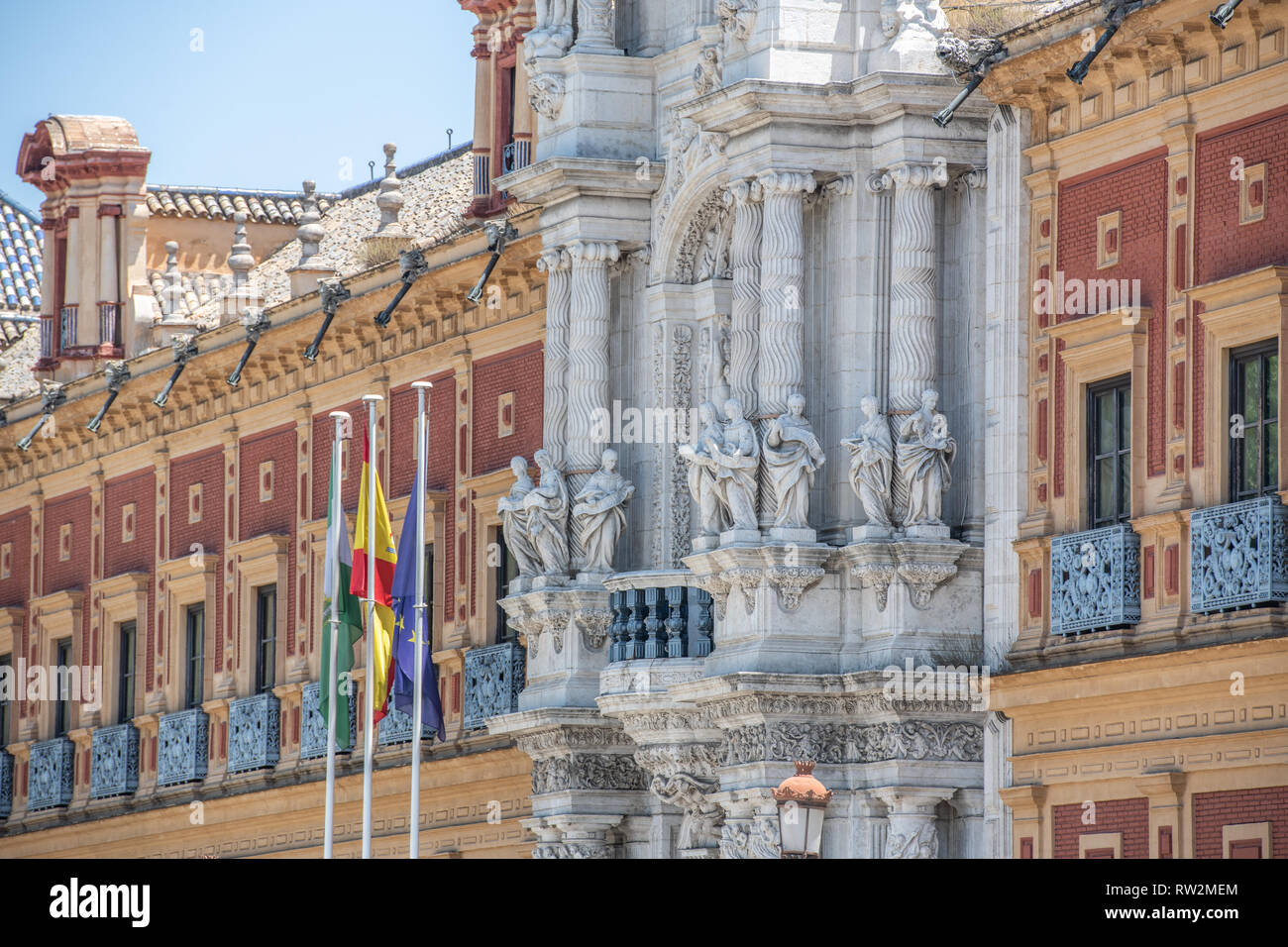 Ornato di colonne sulla facciata del palazzo di Siviglia , Spagna Foto Stock