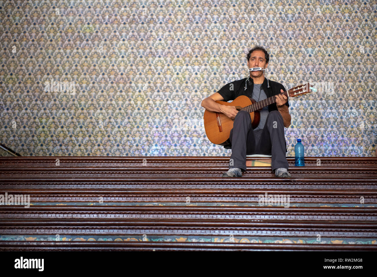 Un one man band sui gradini della Plaza de España-a -Siviglia , Spagna Foto Stock