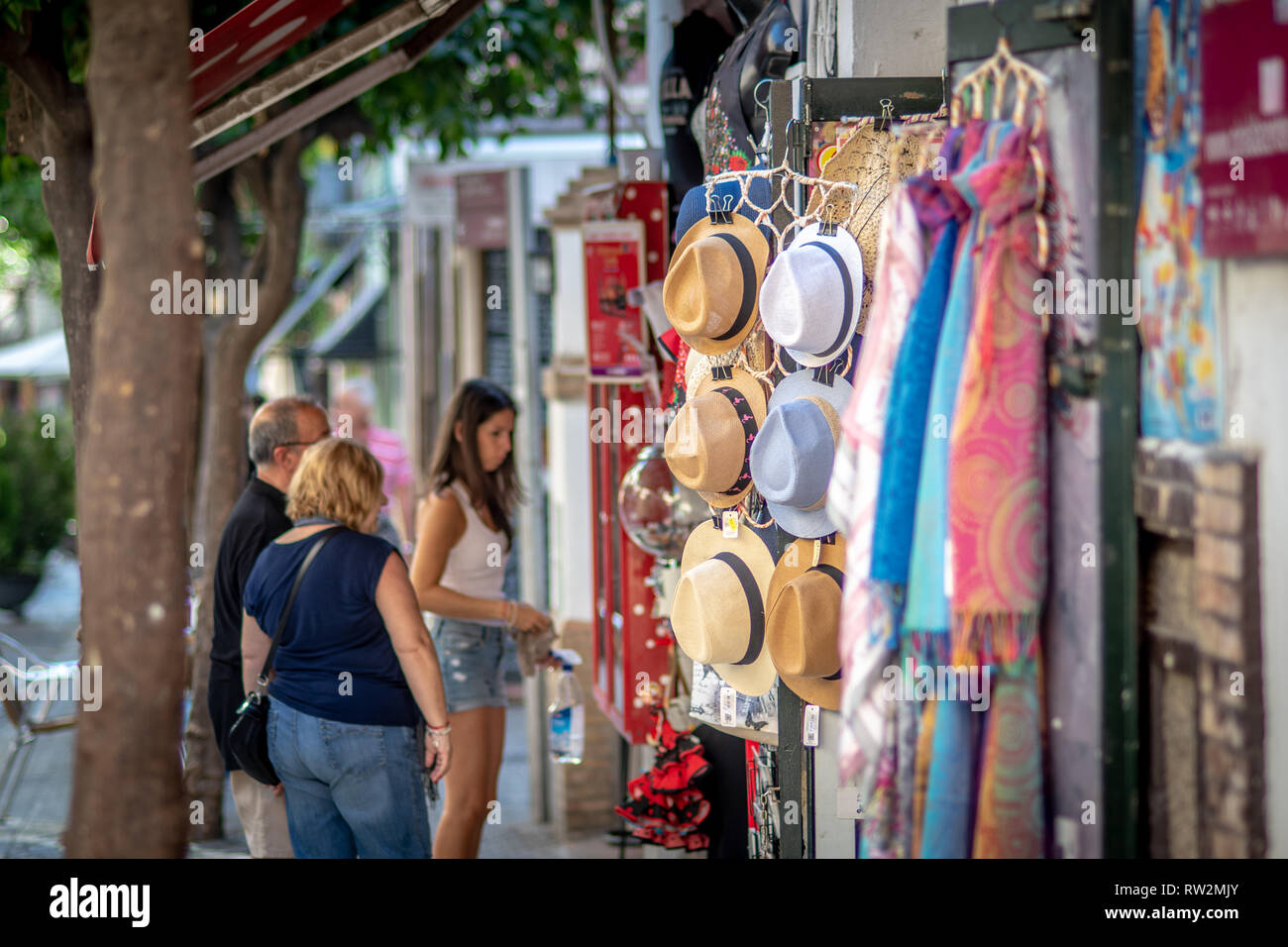 I turisti shop presso negozi su una strada di Siviglia , Spagna Foto Stock