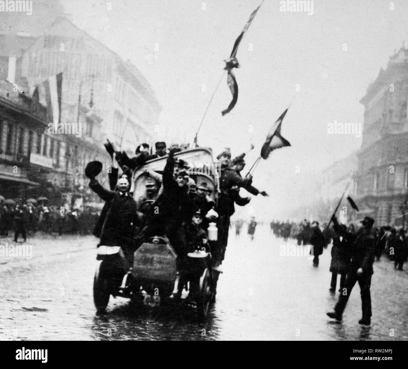 La rivoluzione ungherese. Automobile caricato con rivoluzionari sbatti attraverso strade di Budapest ca. 3/5/1919 Foto Stock
