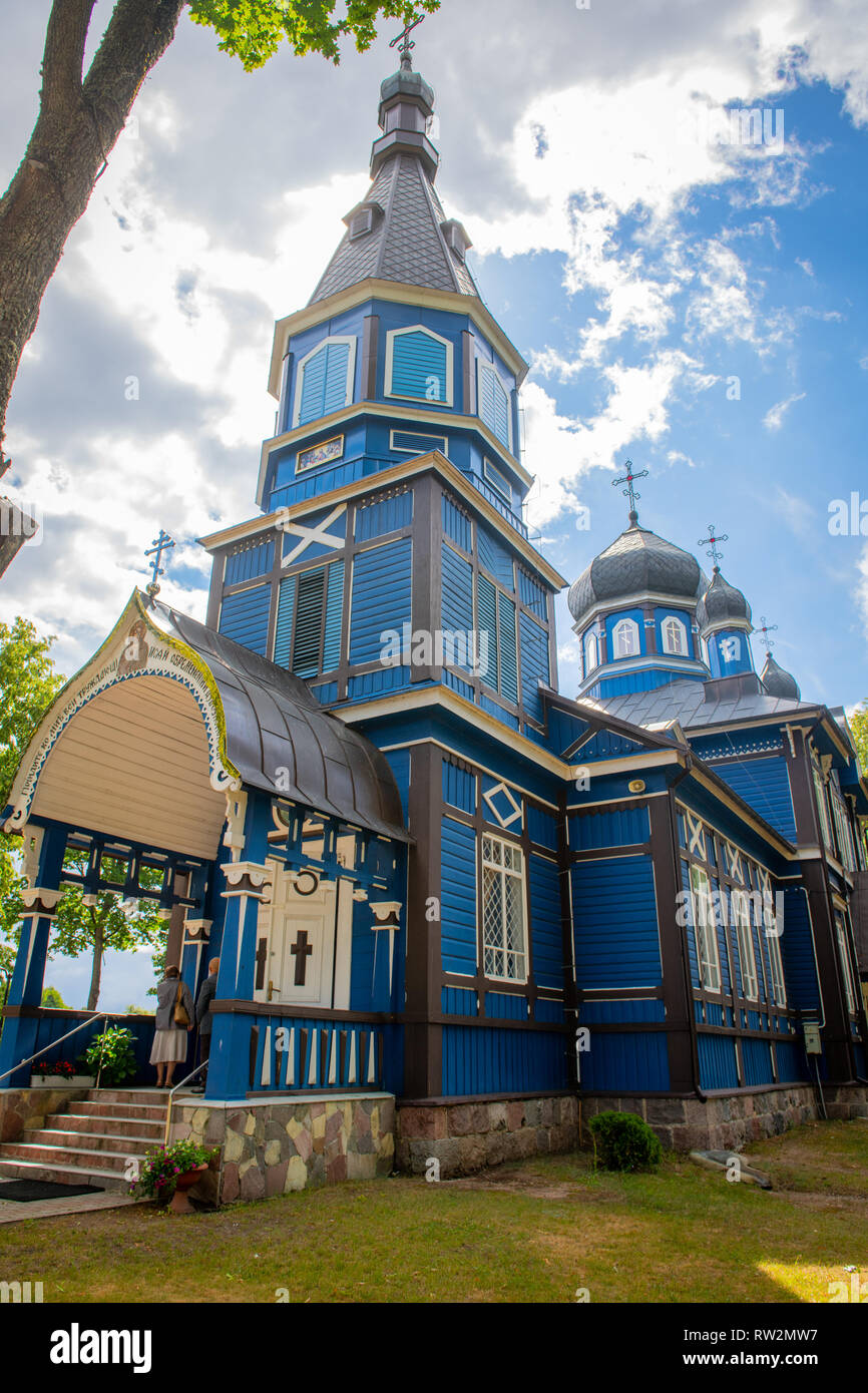 Parte anteriore esterna del blue Chiesa Russa Ortodossa (prawosławna Parafia pw. Opieki Matki Bożej w Puchłach) nella " Terra di aprire le persiane,' Puchly, Pol Foto Stock