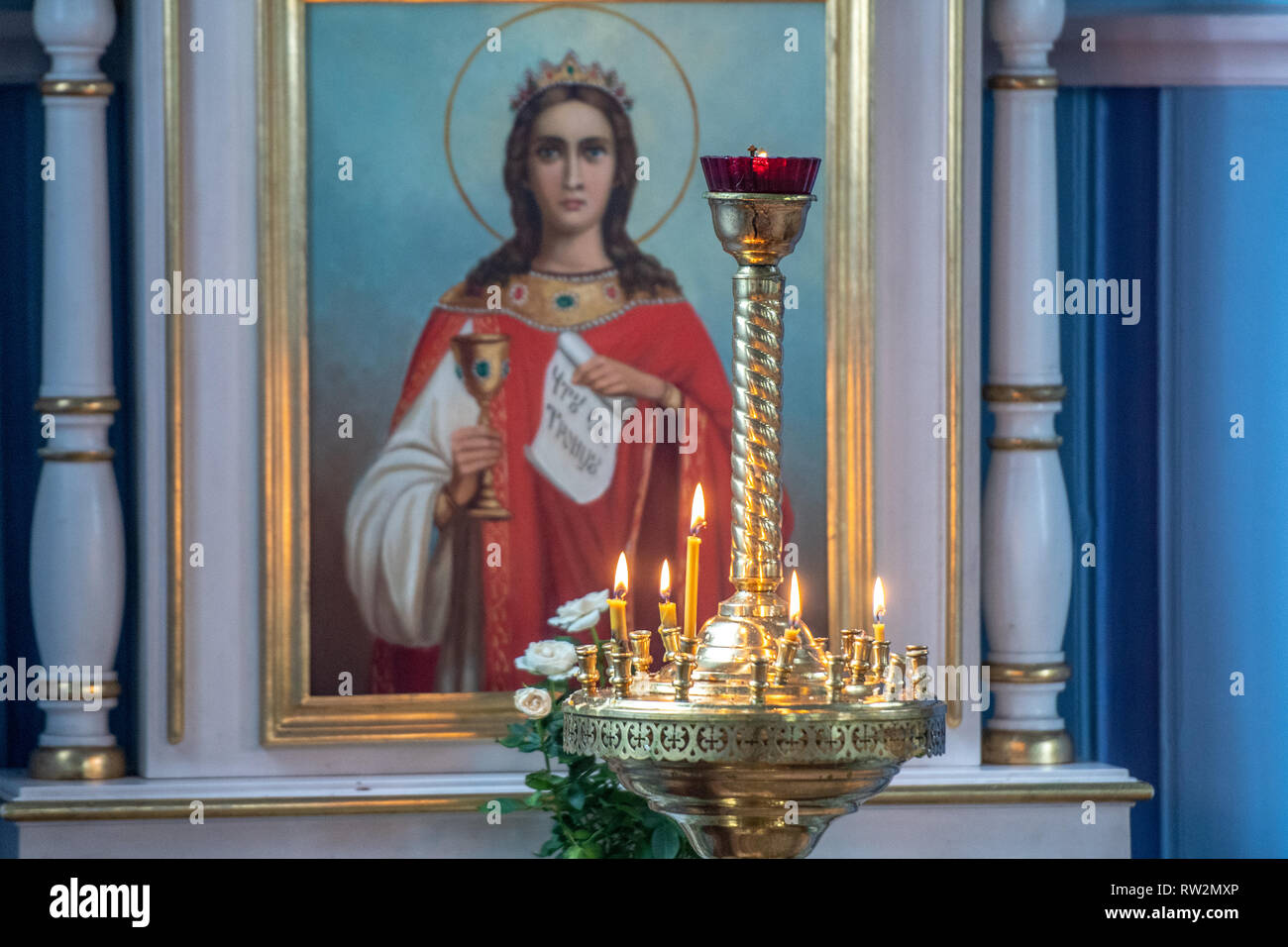 Accendono le candele bruciano sull altare con dipinto raffigurante la cristiana icona religiosa dietro di esso nella Chiesa Russa Ortodossa (prawosławna Parafia pw. Opieki Matk Foto Stock
