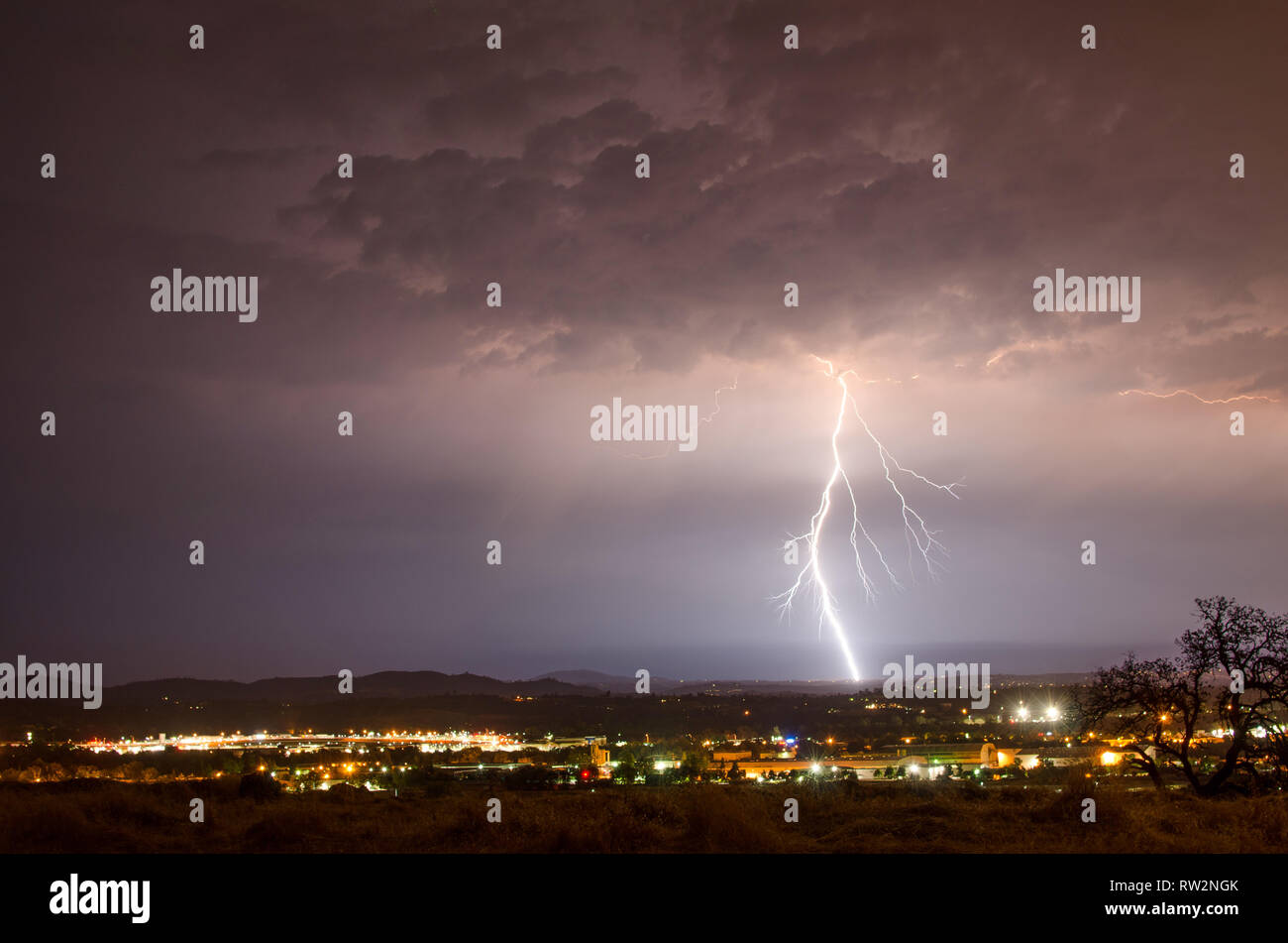 Un estate a tarda notte temporale produce un fulmine in El Dorado County, California settentrionale, che colpisce una società elettrica sottostazione. Foto Stock