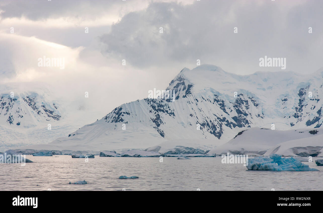 Costa della penisola antartica Antartide durante la stagione estiva Foto Stock