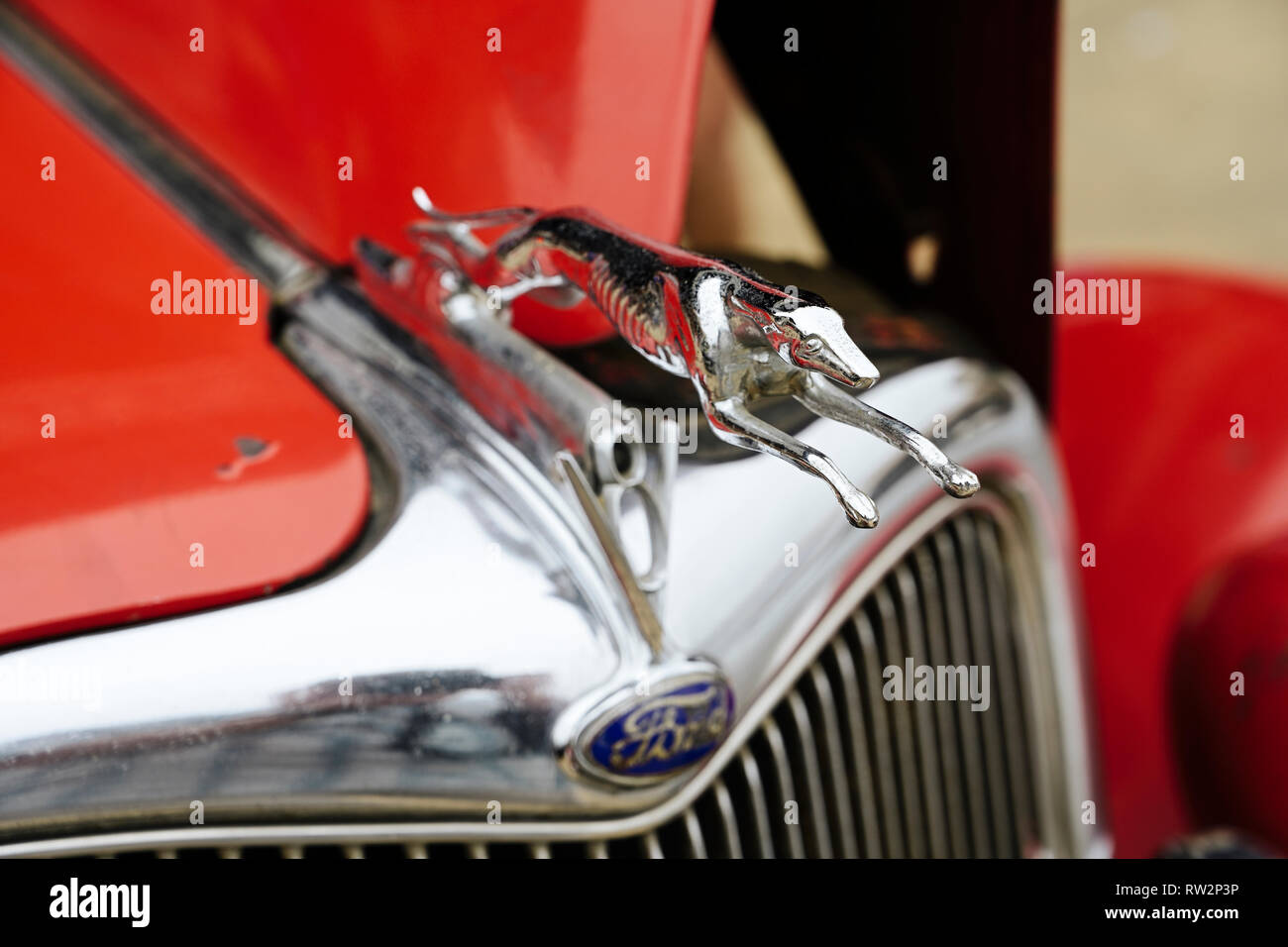 Vintage Ford Modello 48 roadster greyhound ornamento del cofano vicino fino sul classico o antico porta due auto del 1930s. Foto Stock