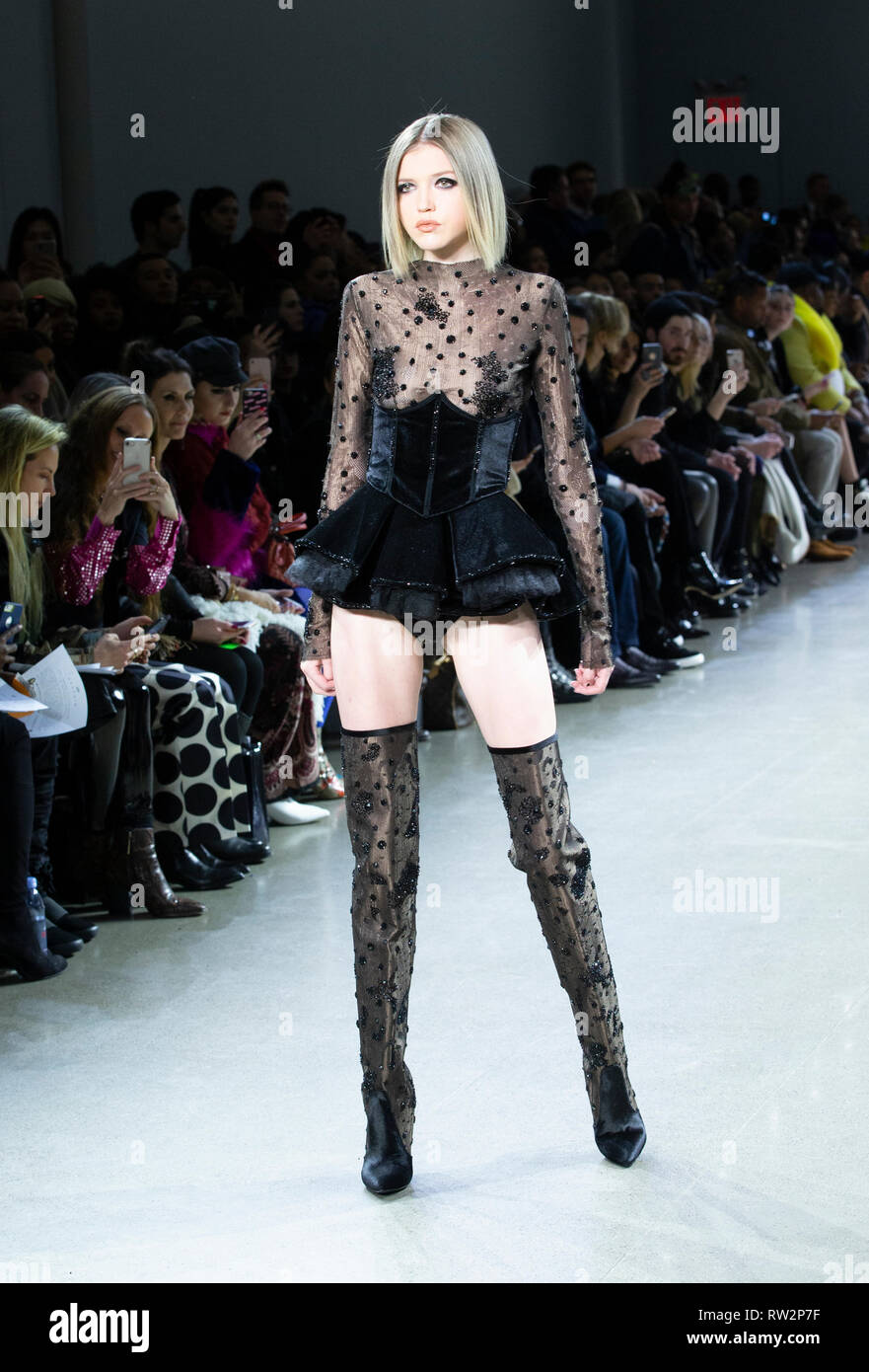 New York, NY - Febbraio 13, 2019: modello passeggiate pista per Afffair fashion show da Rufat Ismayilov durante New York autunno/inverno della settimana della moda a molla Studios Foto Stock