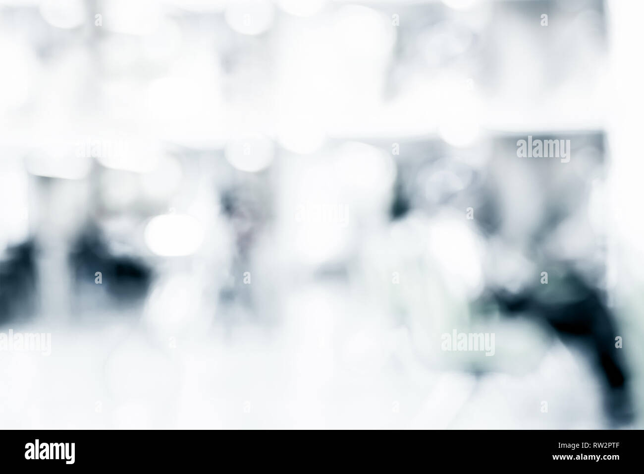 Blur sullo sfondo :uomo newpaper lettura al business building. Foto Stock