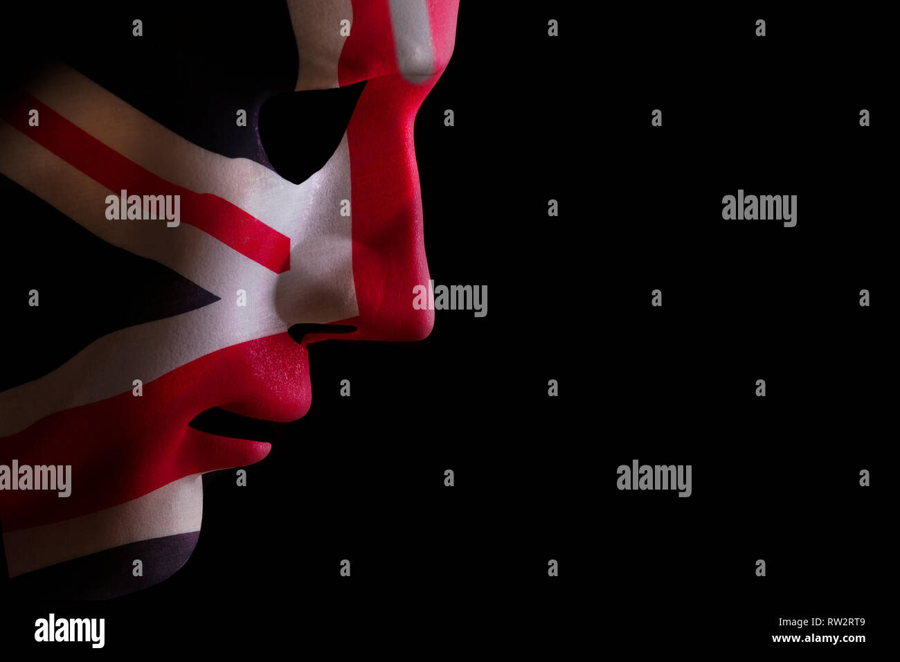 Maschera facciale profilo con una bandiera dell'union jack texture guardando in giù su un nero blackground. Spazio per il testo Foto Stock