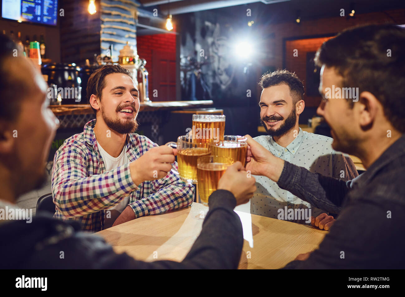 Amici parlare, bere birra in un bar. Foto Stock