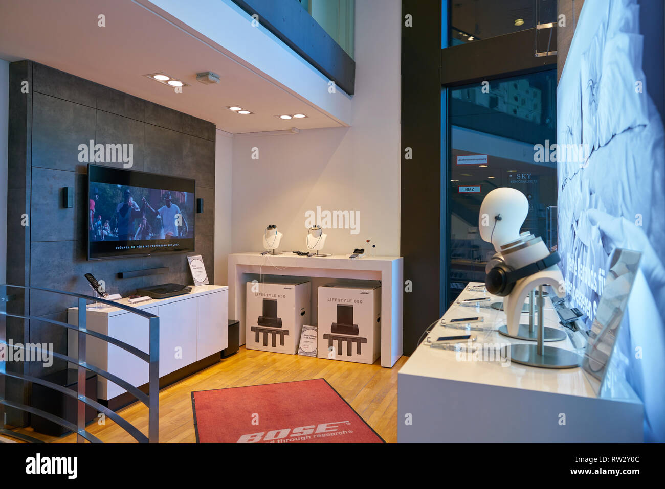 DUSSELDORF, Germania - circa settembre, 2018: interior shot di Bose store a Dusseldorf. Foto Stock