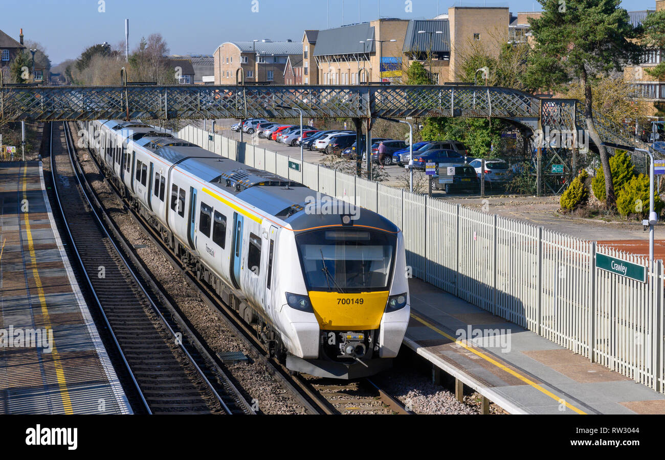 La British Rail Class 700 treno della Thameslink a Crawley Stazione ferroviaria West Sussex, in Inghilterra, Regno Unito Foto Stock