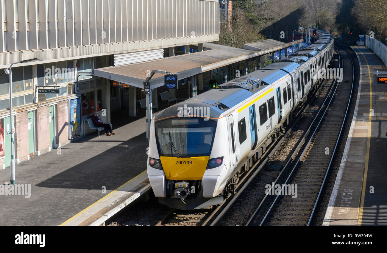 La British Rail Class 700 treno della Thameslink a Crawley Stazione ferroviaria West Sussex, in Inghilterra, Regno Unito Foto Stock