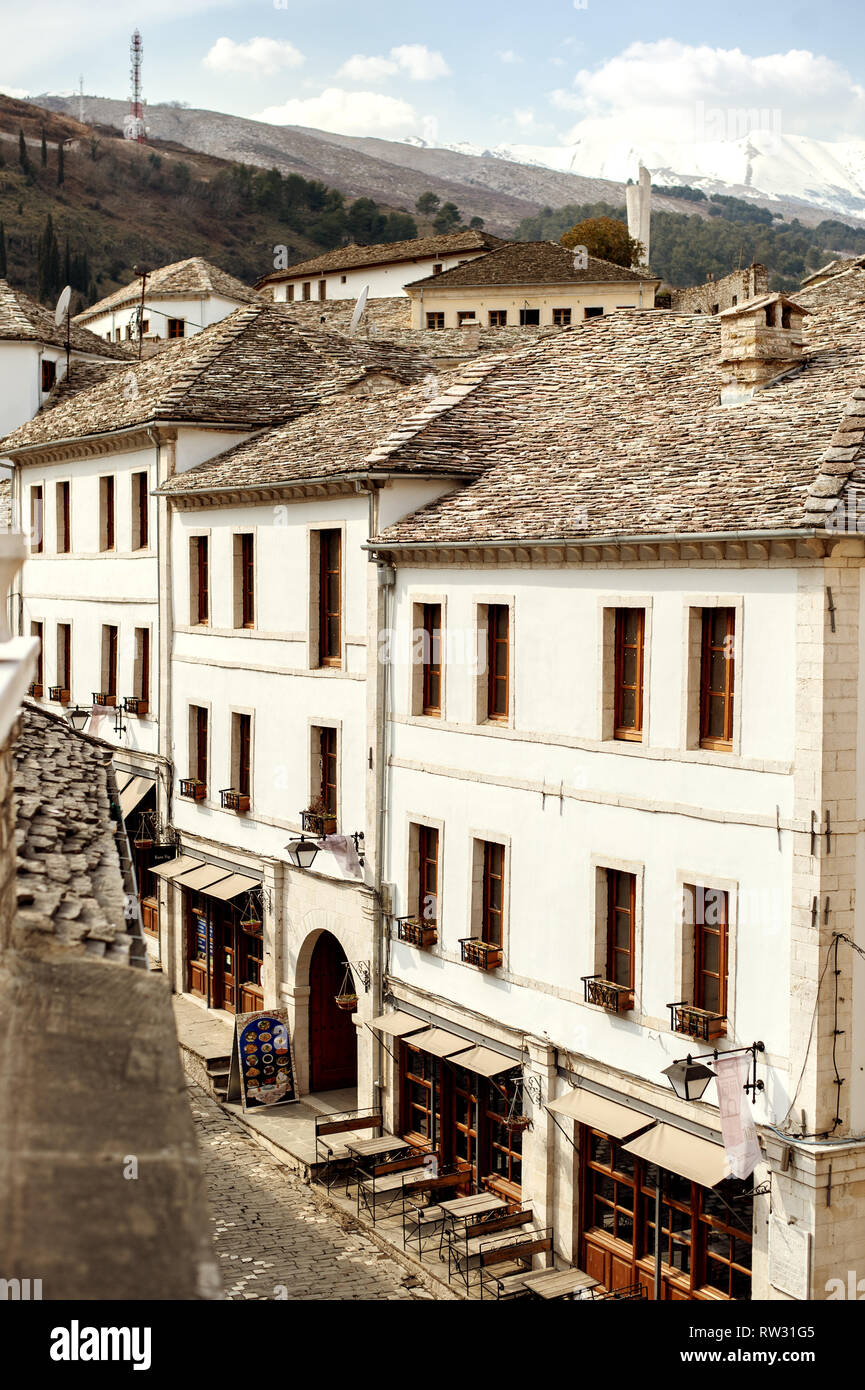 Argirocastro, Albania - Marzo, 2019: Downtown di Argirocastro, un sito Patrimonio Mondiale dell'UNESCO nel sud dell'Albania, Vecchio Bazar ottomano Foto Stock