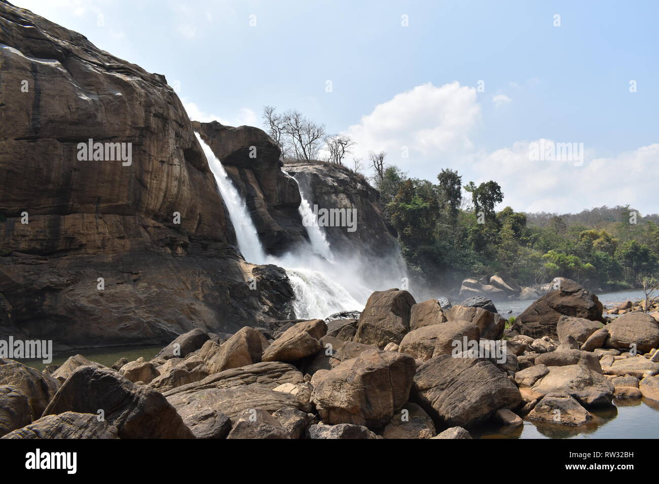 Una famosa cascata a Thrissur, Kerala, stato dell India. Questo è posto migliore per il turista e per la popolazione locale per rilassarsi in estate calda. Foto Stock