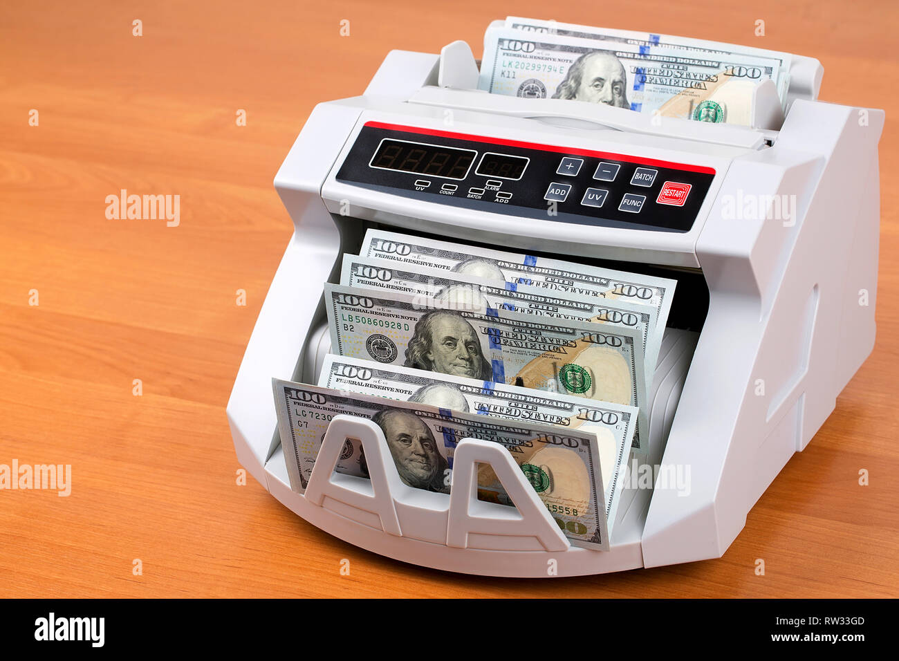Dollari americani in una macchina di conteggio Foto Stock