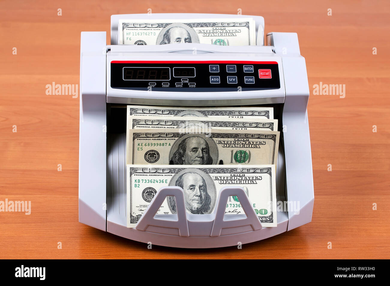 Dollari americani in una macchina di conteggio Foto Stock