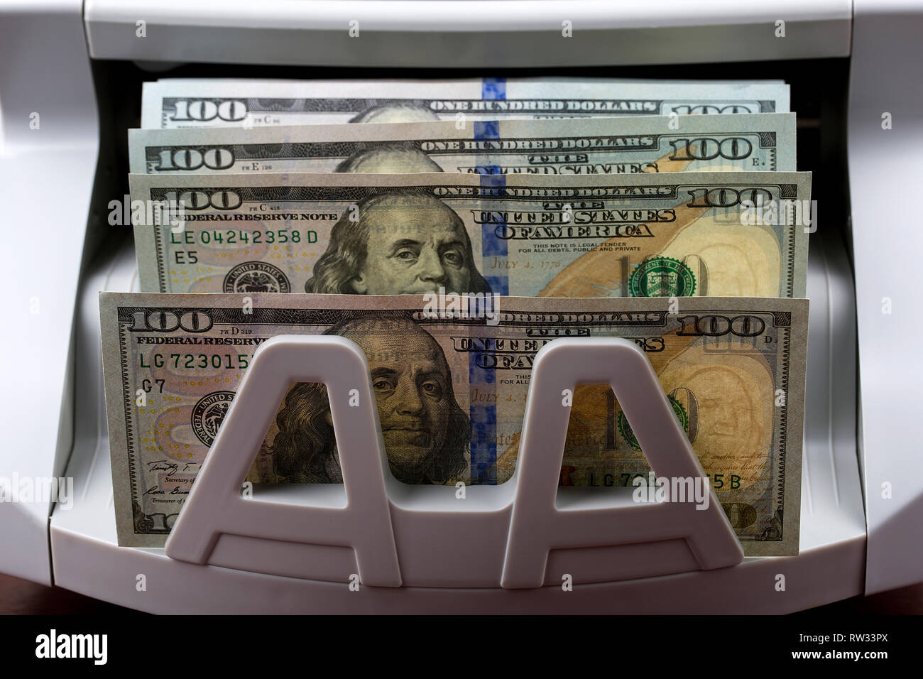 Dollari americani in una macchina di conteggio Foto Stock