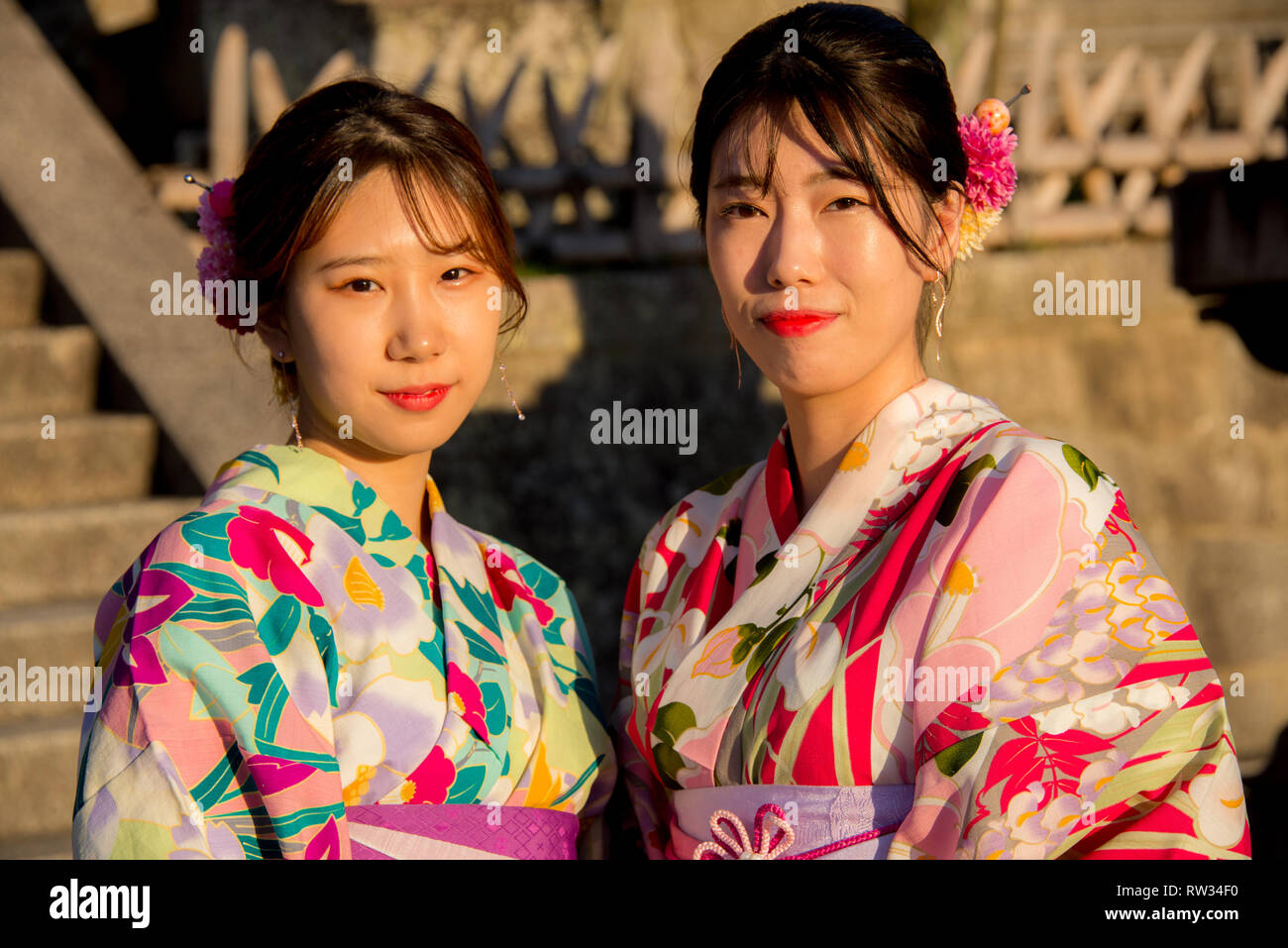 L'Asia, il Giappone, la regione di Kansai, Kyoto, Kiyomizu-dera tempio, due donna ritratto Foto Stock